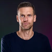 Jakub gospodarz Dom nad Buwełnem z własną linią brzegową