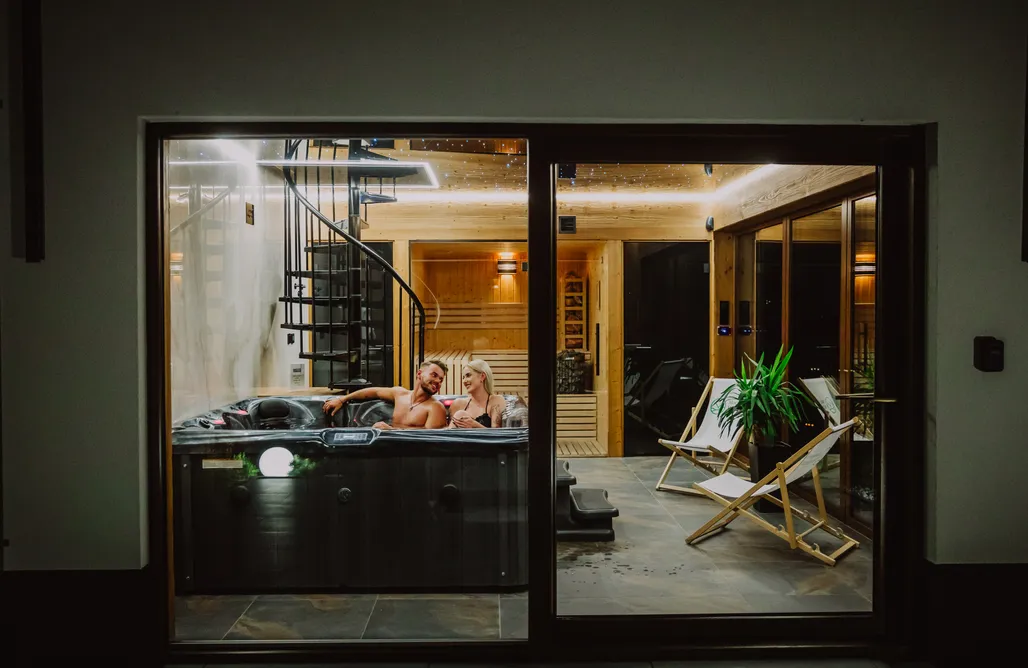 Maciejowe Wzgórze Jacuzzi Balia Sauna Tężnia Solankowa AlohaCamp