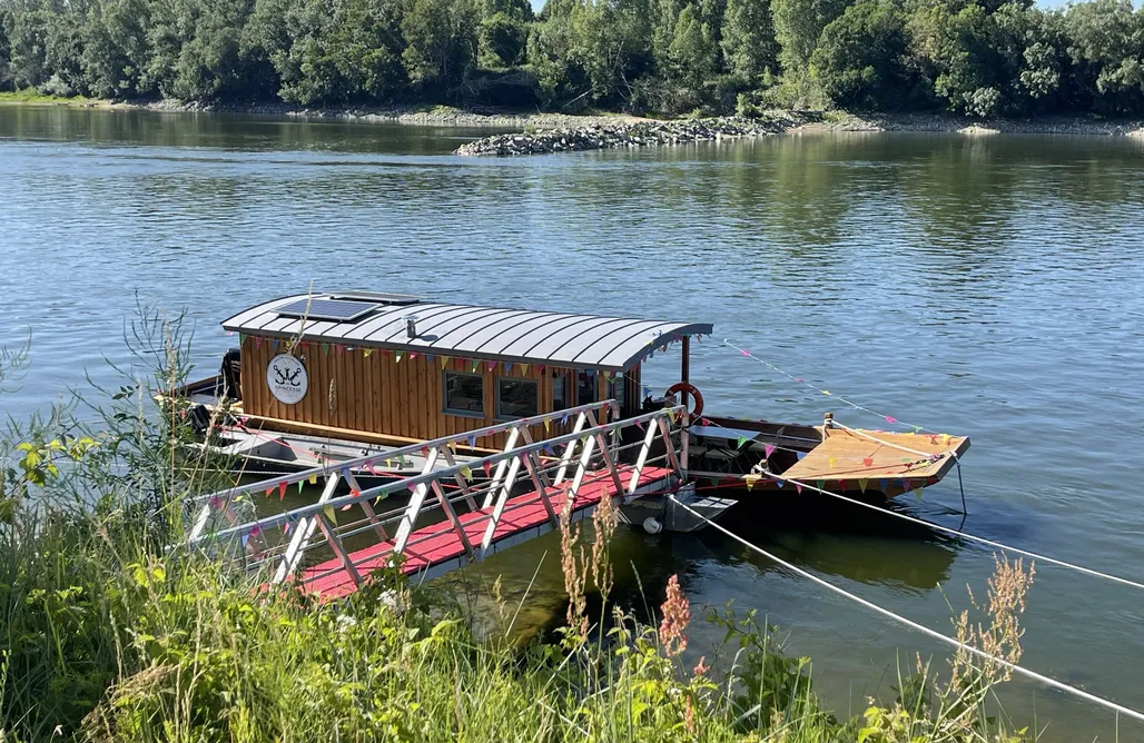 Location Chalet Avec Étang Pêche Privé Magnifique Toue cabanée sur la Loire - Equipée haut de gamme. 1