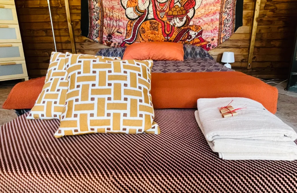 alojamientos AlohaCamp Cabaña Ganesha – Refugio de Madera en Kurkum Farm 5