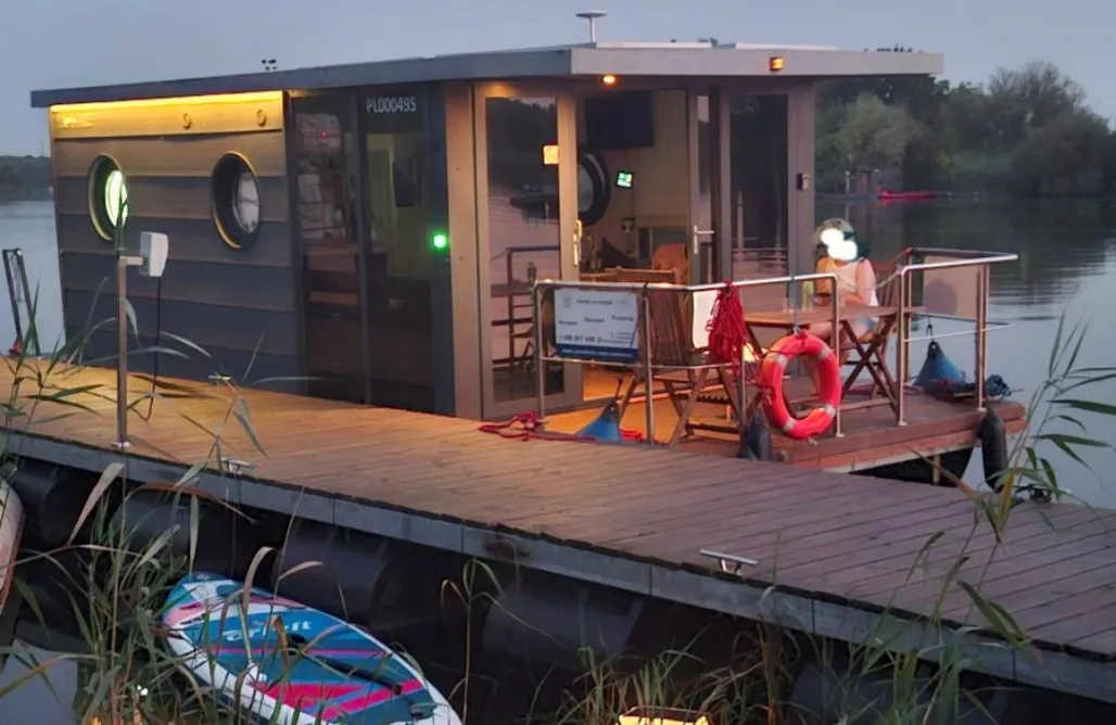 noclegi AlohaCamp Azuria Housboat - Pływający apartament  1