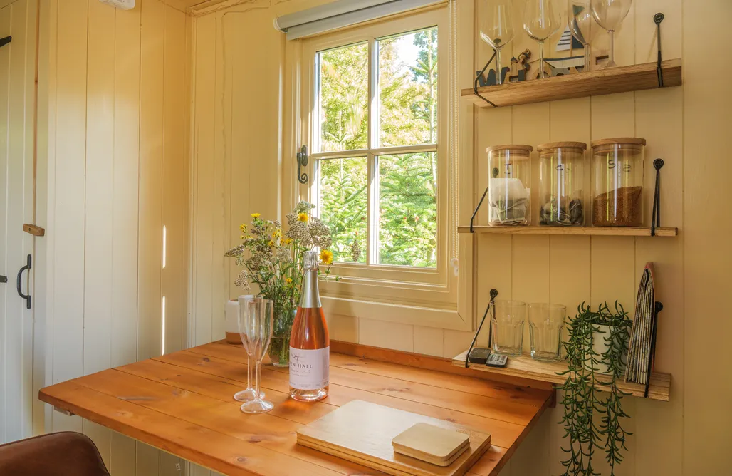 ubytovanie AlohaCamp Hill Top Hideaway Shepherds Hut with Hot Tub 4