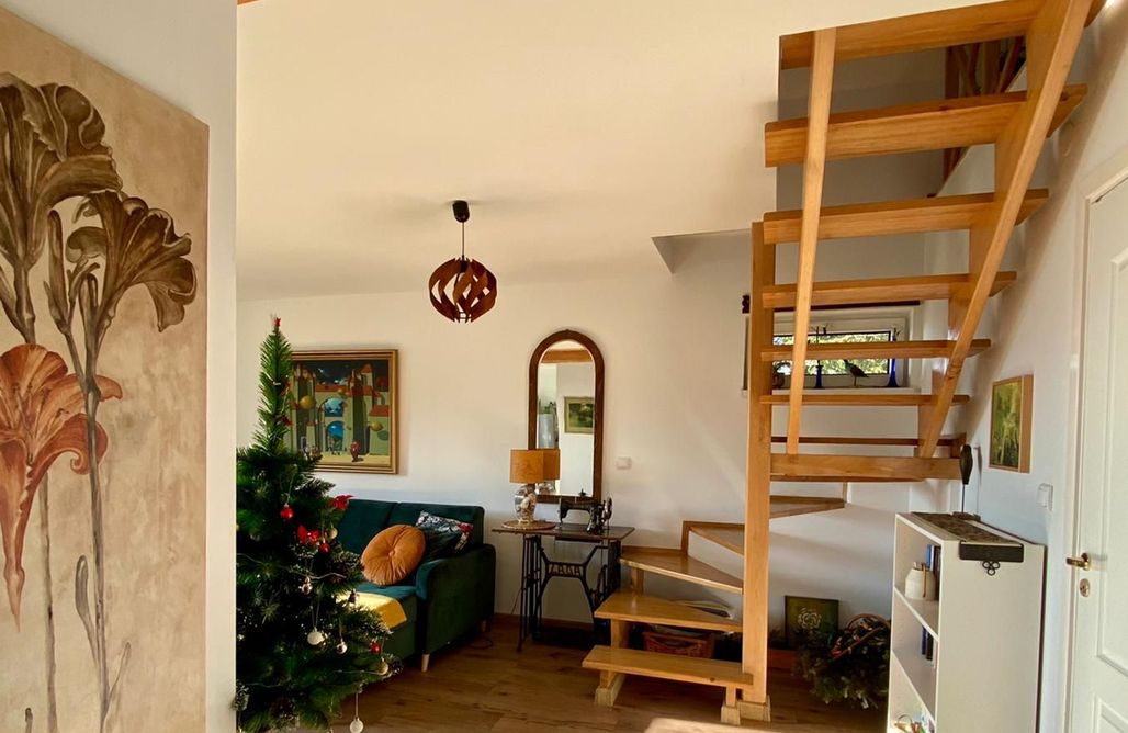 Beskid Żywiecki noclegi Klimatyczny dom z widokiem na Babią - kominek i ogrodzenie 1