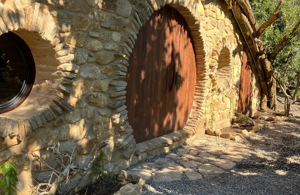 Gîte Maison Hobbit dans la Forêt : Une Évasion Magique de Conte 2