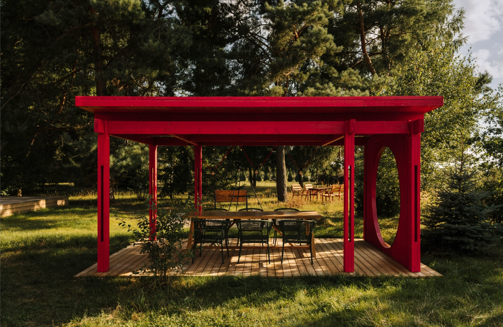 AlohaCamp accommodation Czerwony Domek między drzewami 4