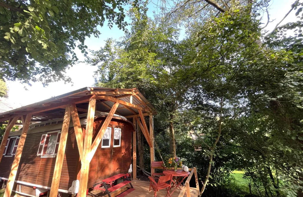 Urlaub in den Bergen Historischer Zirkuswagen mit Terrasse am Bach 3