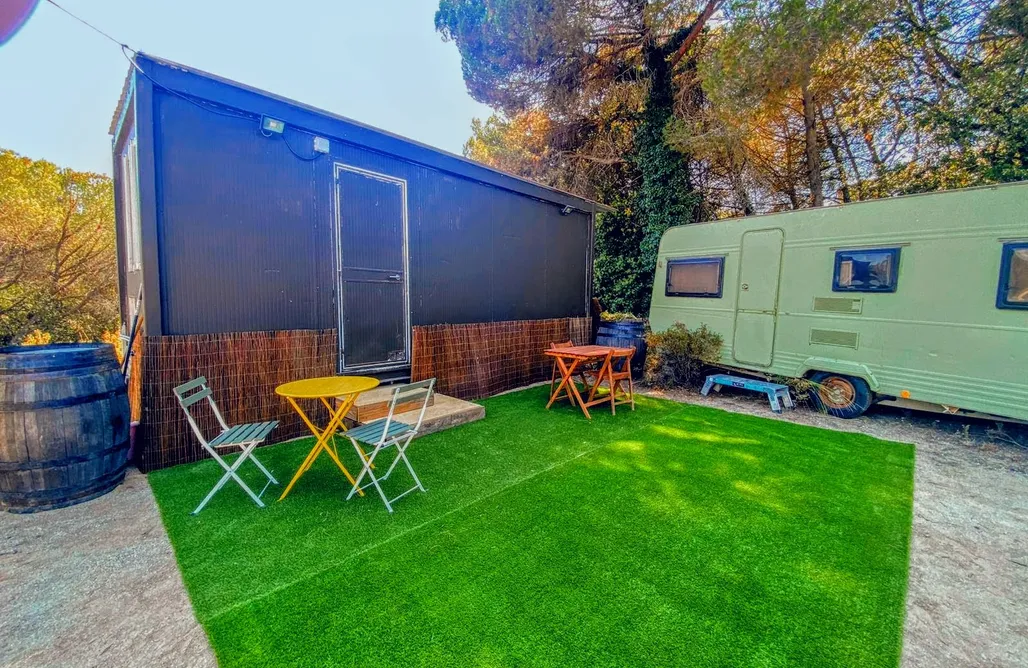 alojamientos AlohaCamp Casita Container con opción a caravana Vintage 3