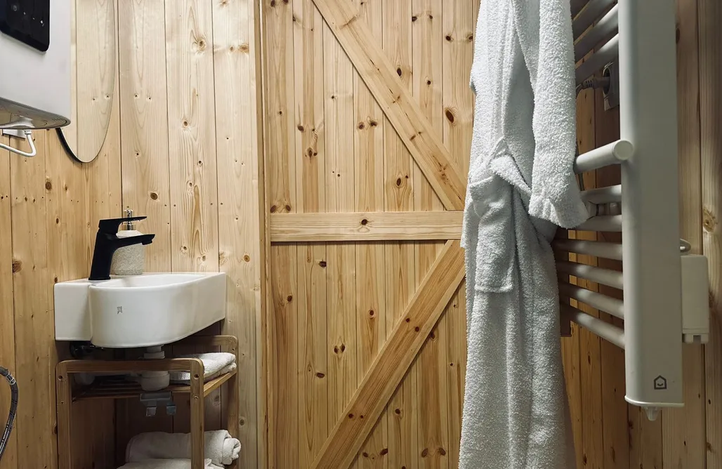 AlohaCamp Glamp przy rzece z premium jacuzzi  1