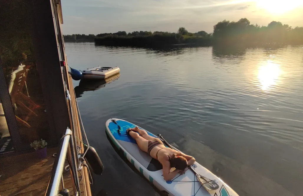 AlohaCamp accommodation Houseboat pływający dom Water Lady bez patentu motorowodnego 4