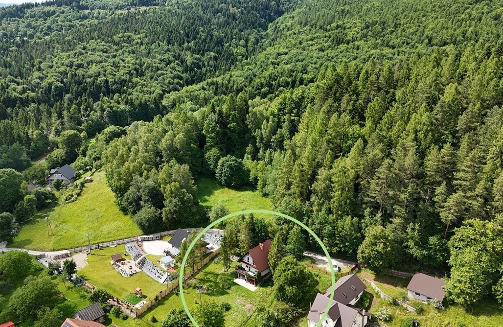 Sucha Beskidzka noclegi Klimatyczny dom z widokiem na Babią - kominek i ogrodzenie 3