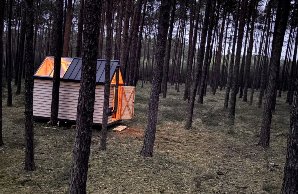 noclegi AlohaCamp Gawra - buschcraftowy domek w lesie 4