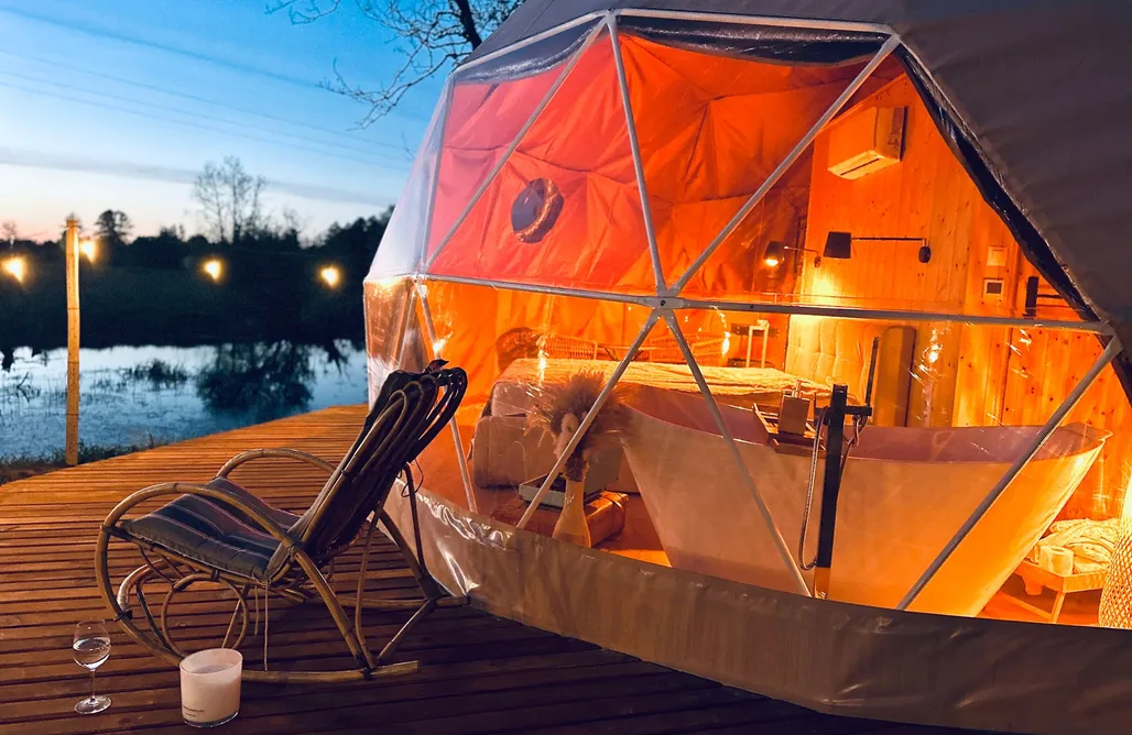 AlohaCamp accommodation Luxury Glamping z  prywanym jacuzzi -spa  przy rzece 1