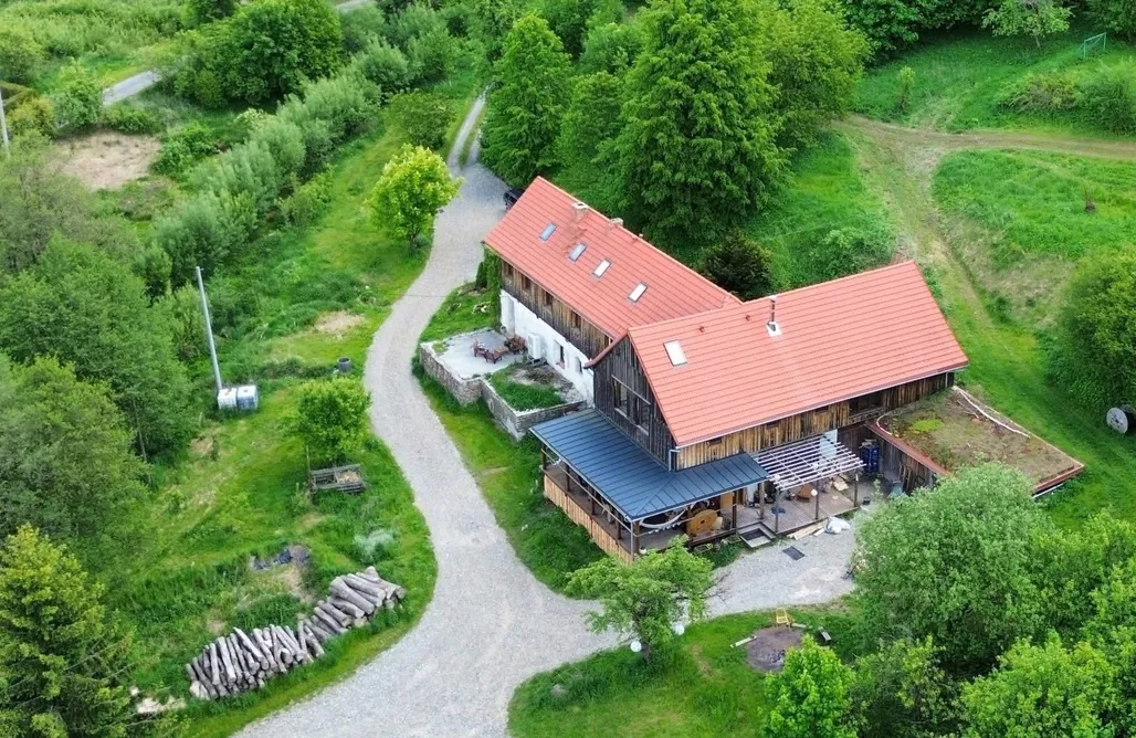 hebergement AlohaCamp Dom Rzeźbiarza w Gaju 2