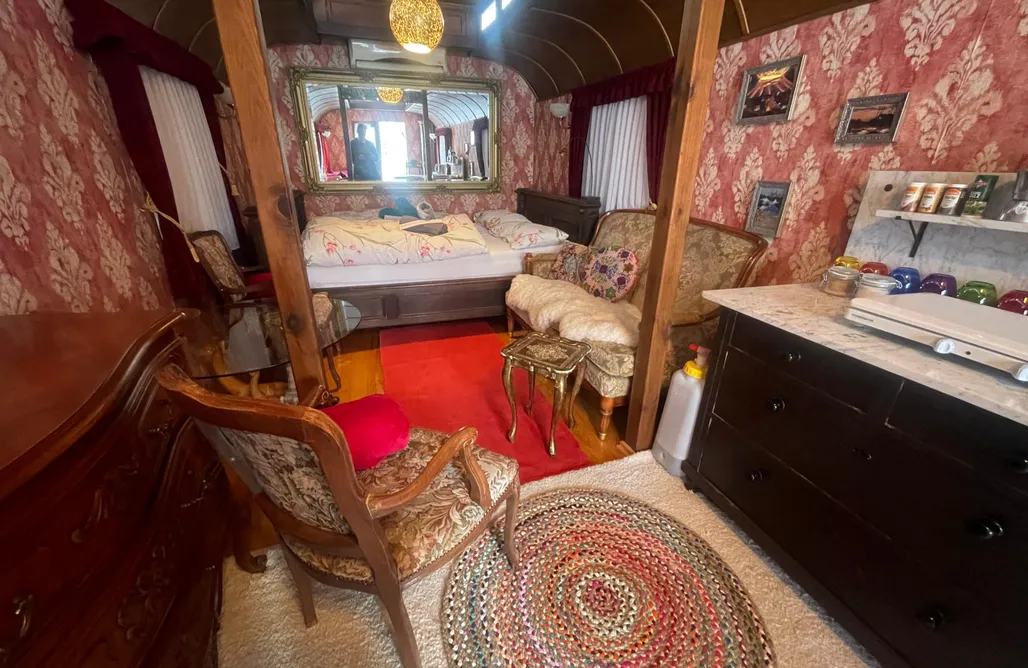 AlohaCamp Historischer Zirkuswagen mit Terrasse am Bach 3