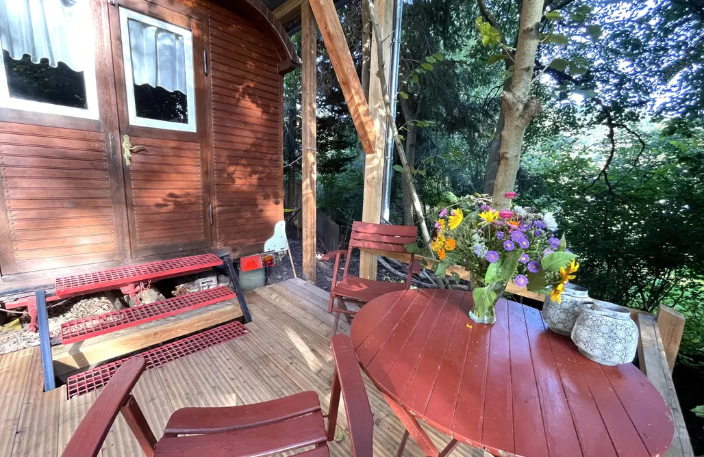Unterkunft AlohaCamp Historischer Zirkuswagen mit Terrasse am Bach 4