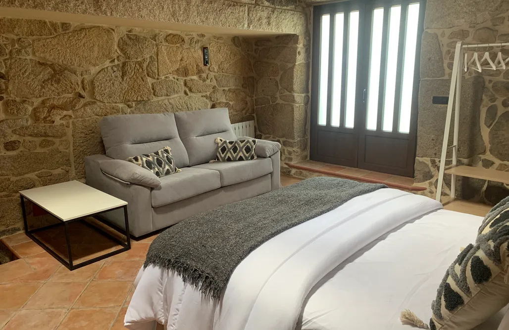 AlohaCamp accommodation Casa o Corvo 1