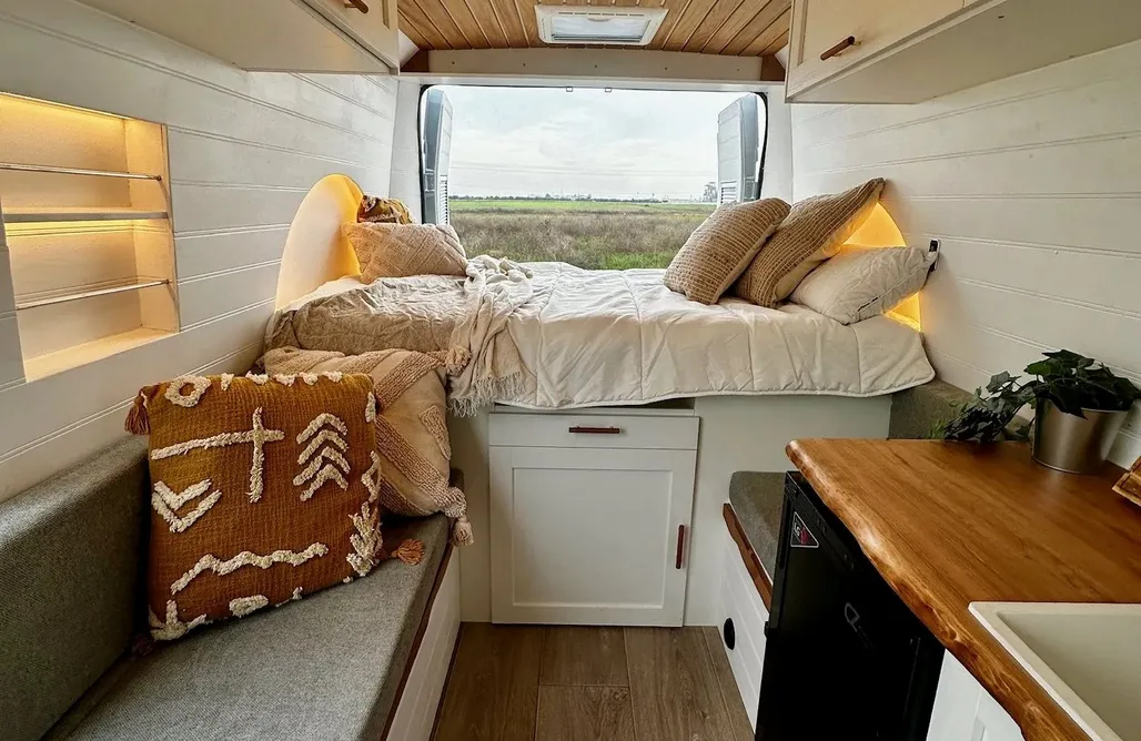 AlohaCamp Camper Van Barcelona: Original, Ebre 2