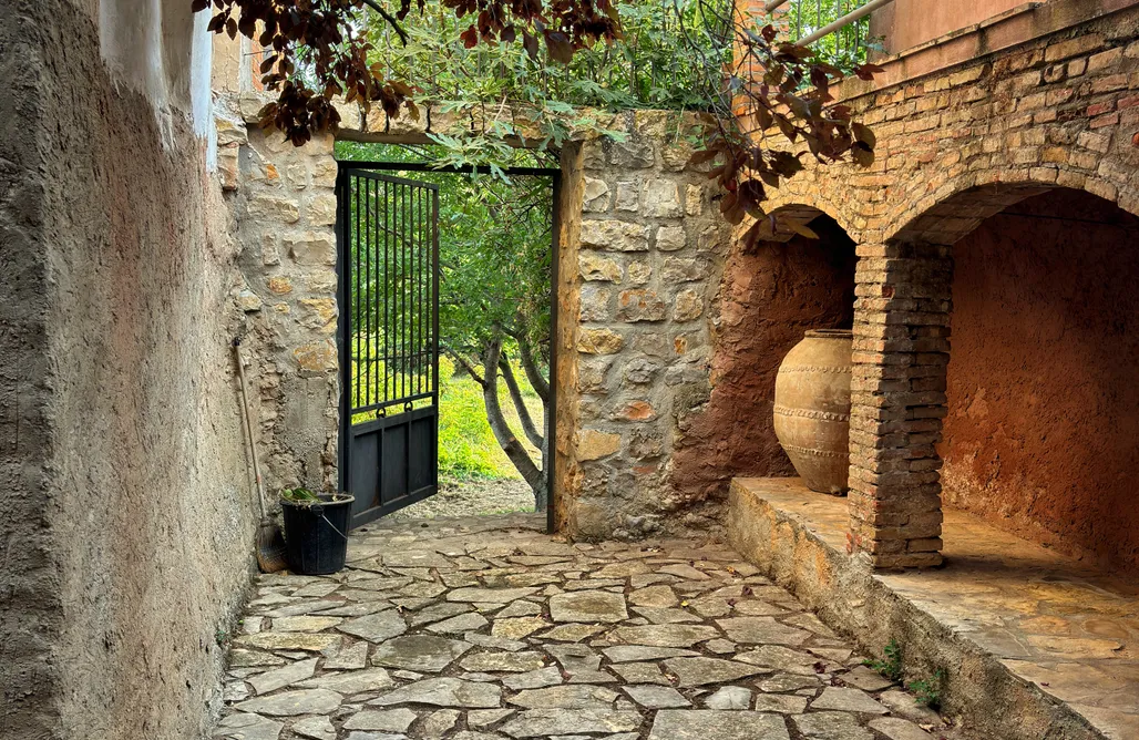 AlohaCamp accommodation Double room @ Stone & Woods Villa 4