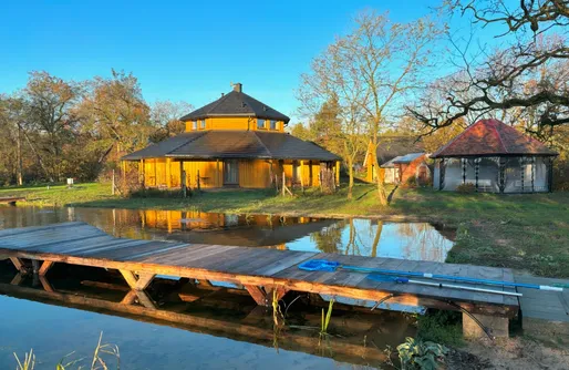 Zdjęcie obiektu Ośmiokątny dom z widokiem na naturalny basen