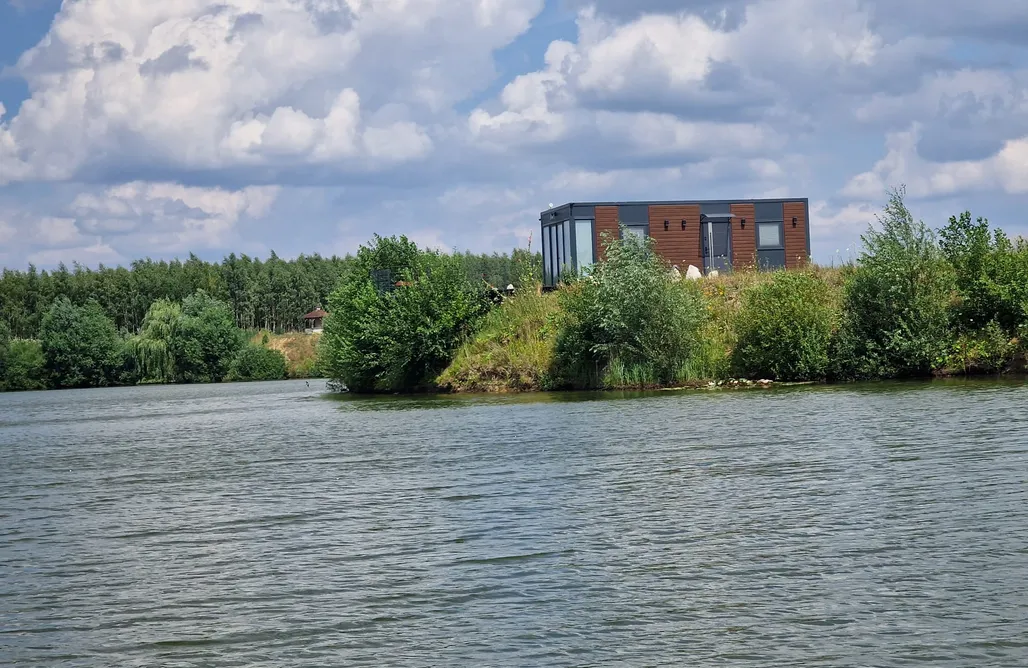 AlohaCamp accommodation  GRETA  - Domek modułowy nad stawem przy lesie  4