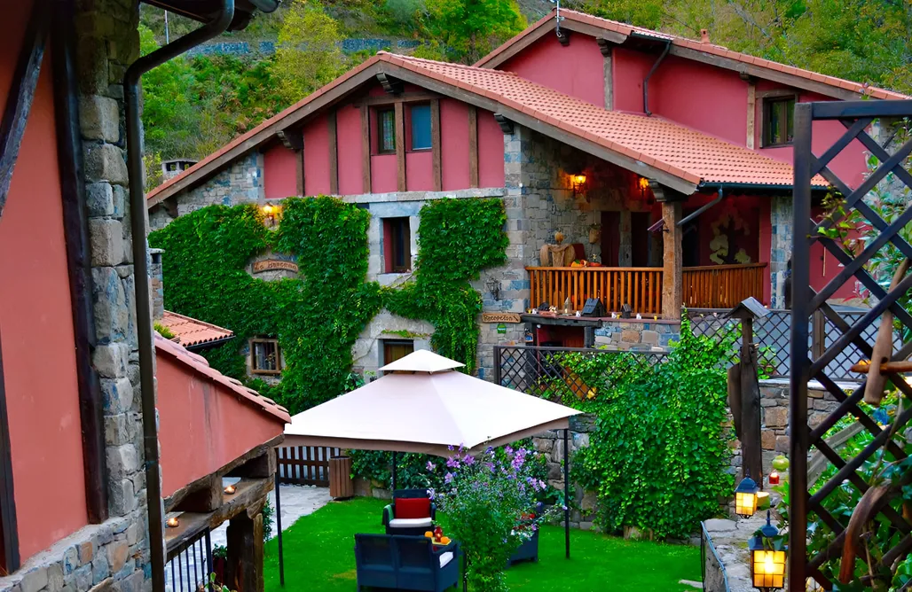 AlohaCamp accommodation  Suite con porche en Picos de Europa.  2