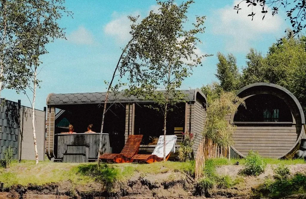 AlohaCamp accommodation Schlaffass Natursee-Chalet 2