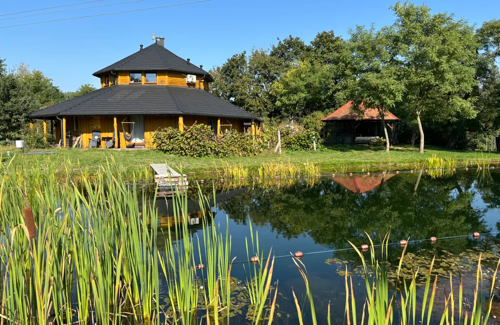 Miejsce na Workation Ośmiokątny dom z widokiem na naturalny basen 2