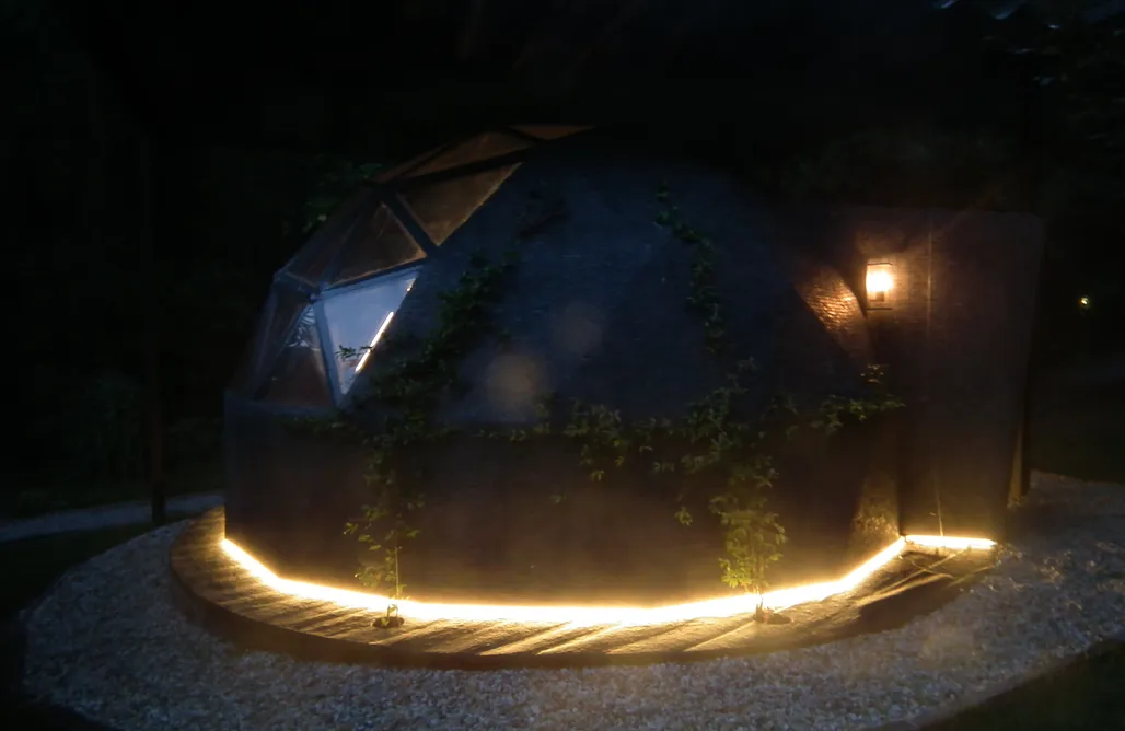 alojamientos AlohaCamp Domo geodésico Romántico 4