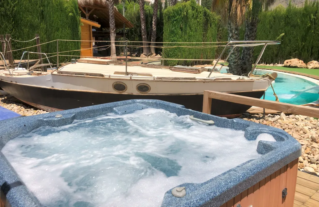 Cabaña con jacuzzi privado parejas Málaga Casa del Mar 3