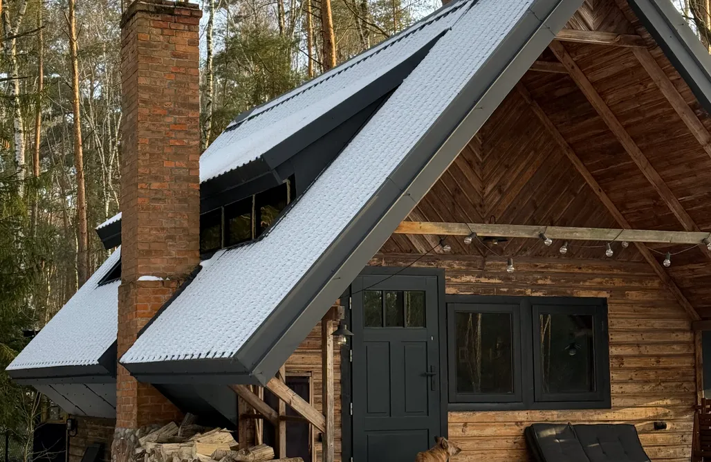 Domek W Lesie Nad Jeziorem Drewniana chatka w lesie koło jeziora 3