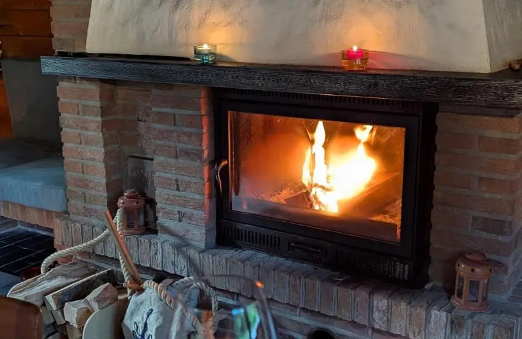 AlohaCamp kuscheliges Waldhaus Kaminknistern 4