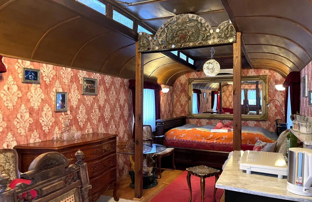 AlohaCamp Historischer Zirkuswagen mit Terrasse am Bach 2