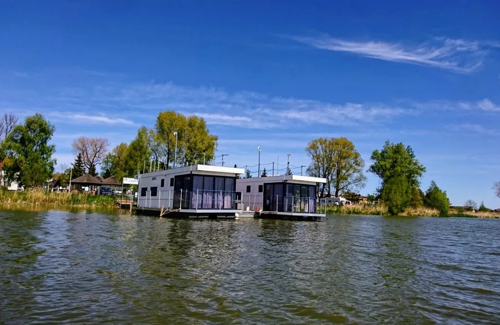 alojamientos AlohaCamp Arka - domki na wodzie 3