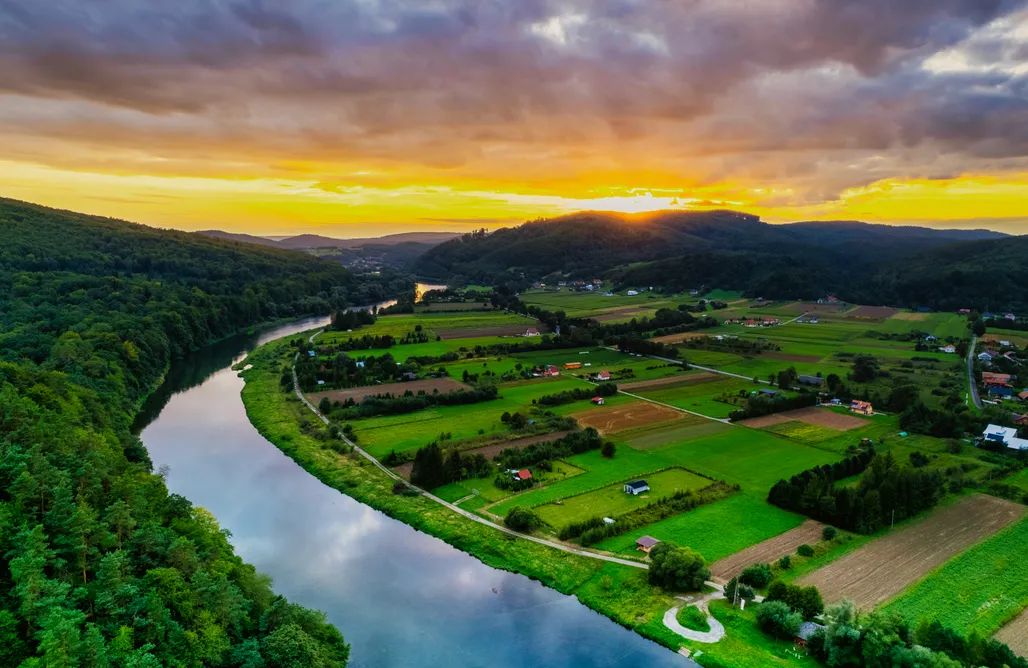 noclegi AlohaCamp Domek pod lasem z widokiem na rzekę San i góry 5