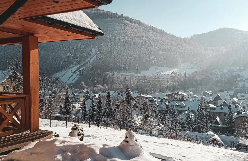 Domki Nad Jeziorem Żywieckim Beskidzka Kępa Szczyrk - domek z balią i pięknym widokiem na góry 1