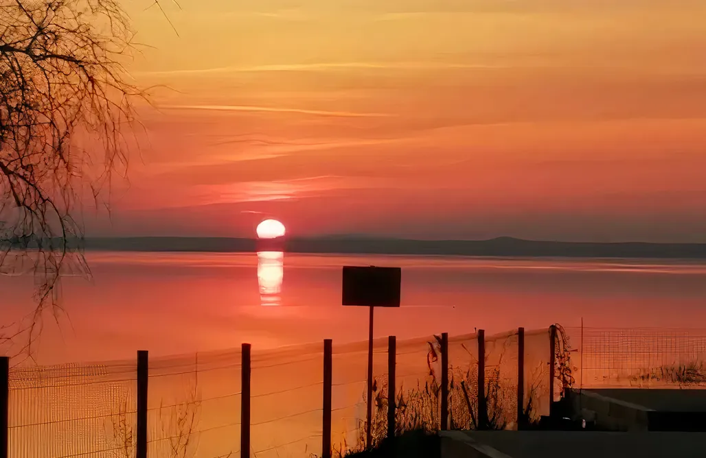 Magiczna kopuła skryta pośród mgły AlohaCamp