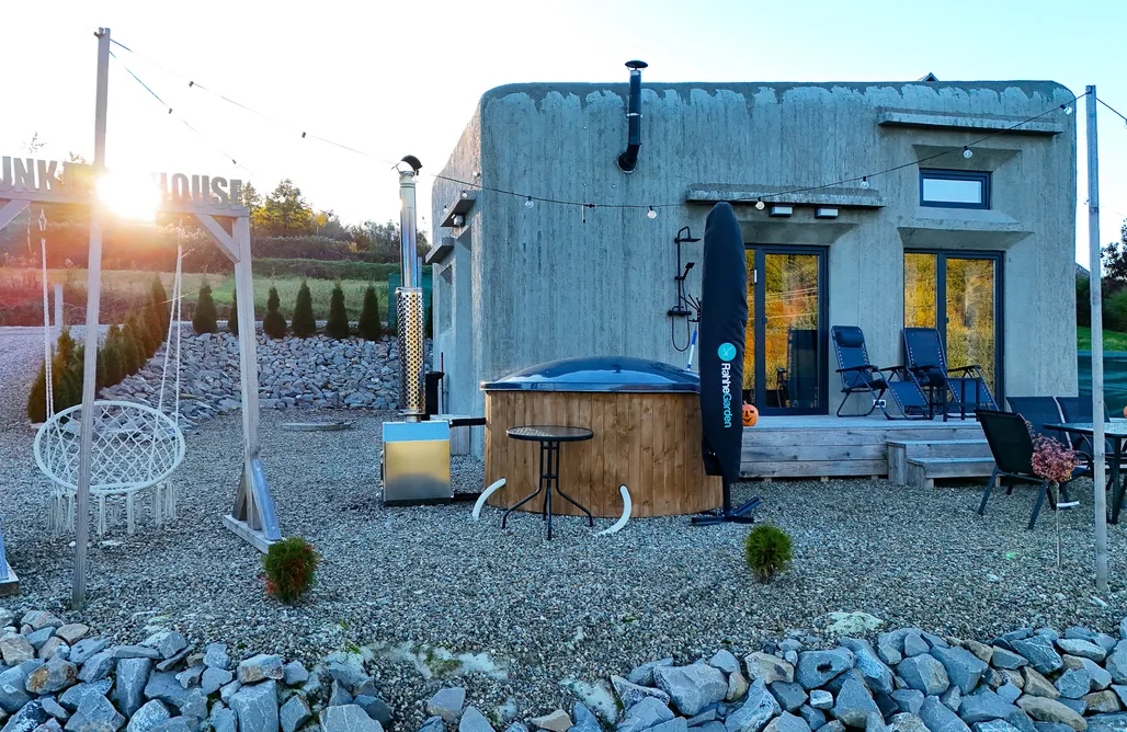 AlohaCamp accommodation Bunkier House Apokalips 3