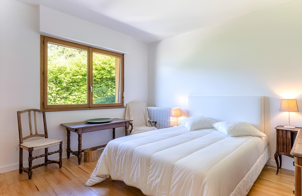 AlohaCamp Le Fartot: Rustic House with Private Dock. 4