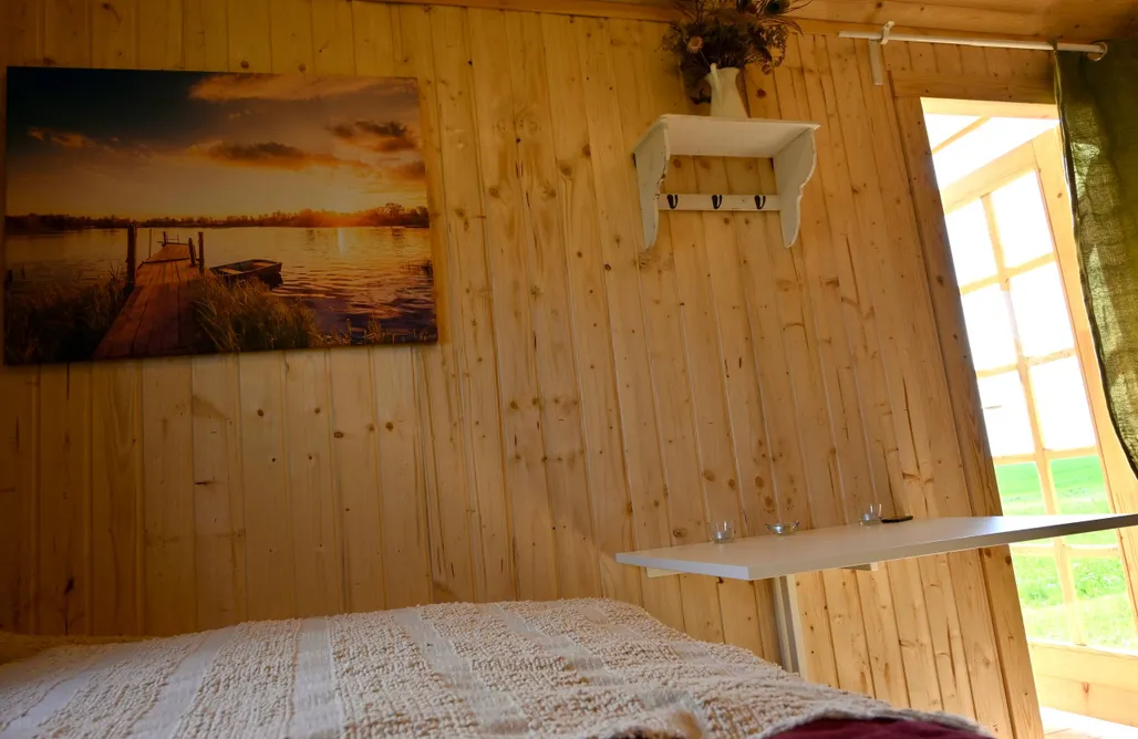 AlohaCamp Bienen-Wagen mit Kamin& Sauna ganzjährig nutzbar 3