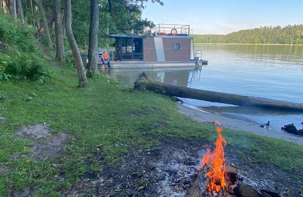 AlohaCamp accommodation Houseboat Stella (5 os.) i Luna (6 os.) - pływające domki na Mazurach 2