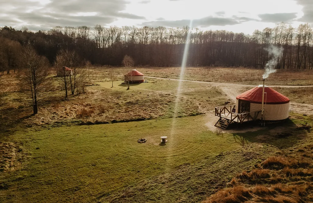 Samodzielny Domek nad Jeziorem z Własną Linią Brzegową Łąka Gwiazd Jurty Czapla 3