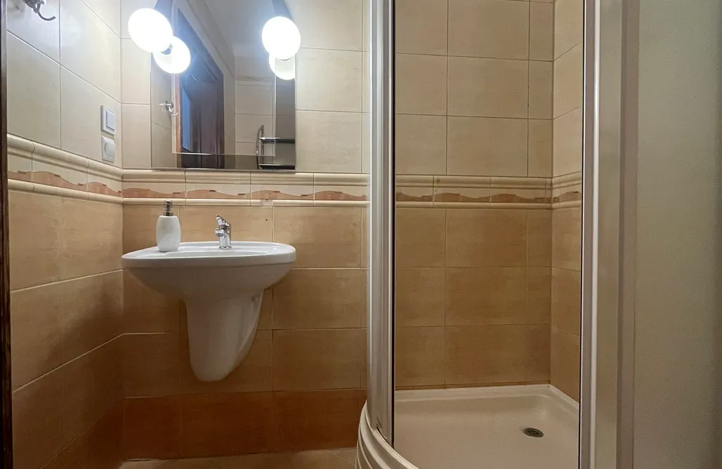 AlohaCamp Superior - wygodny nocleg w widokiem na łąki 4