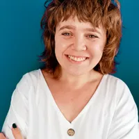 Maria gospodarz Ekosamotnia w leśnym ogrodzie