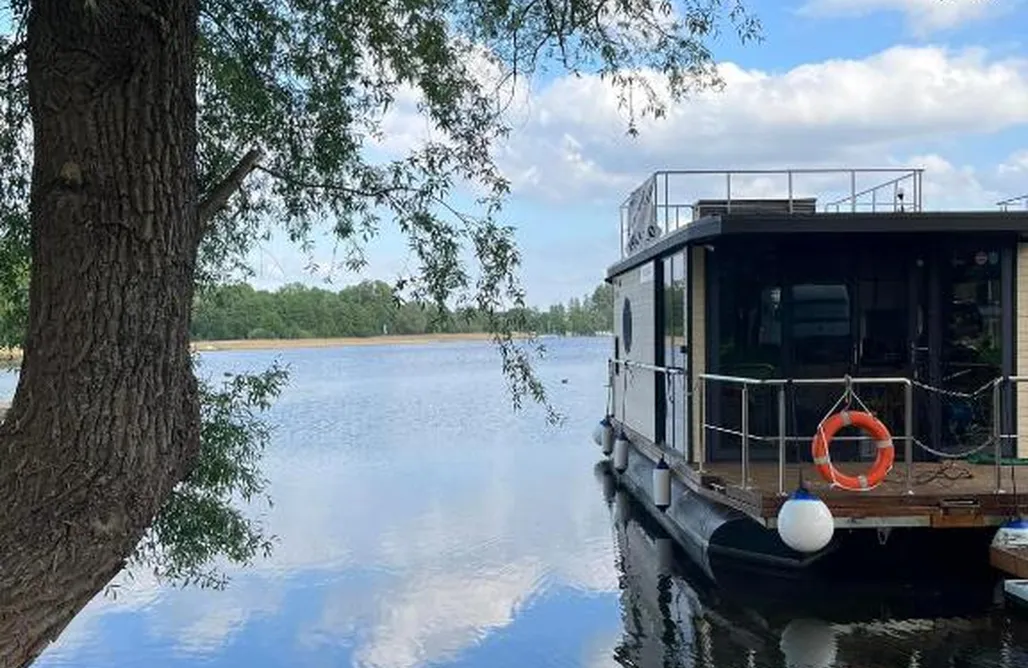 Houseboat pływający domek AlohaCamp