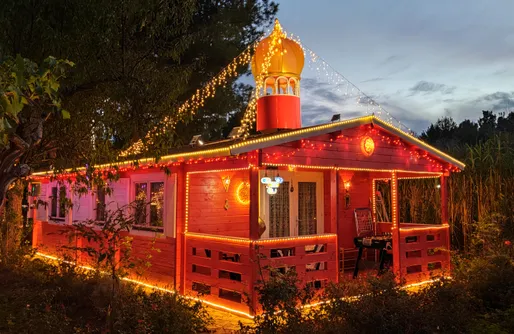 Imagen de Refugio de madera estilo árabe con estatuas y un zoo