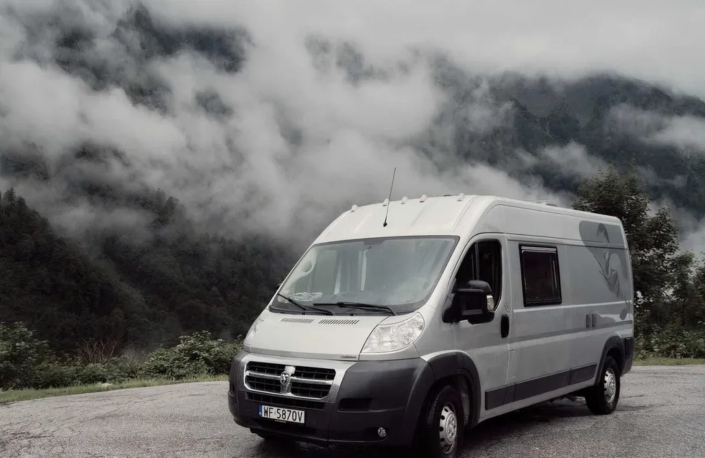Wypożyczalnia Kamperów Campervan - Leśny dom na kółkach 1
