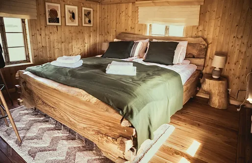 Zdjęcie obiektu Domek na drzewie z ręcznie rzeźbioną drewnianą wanną