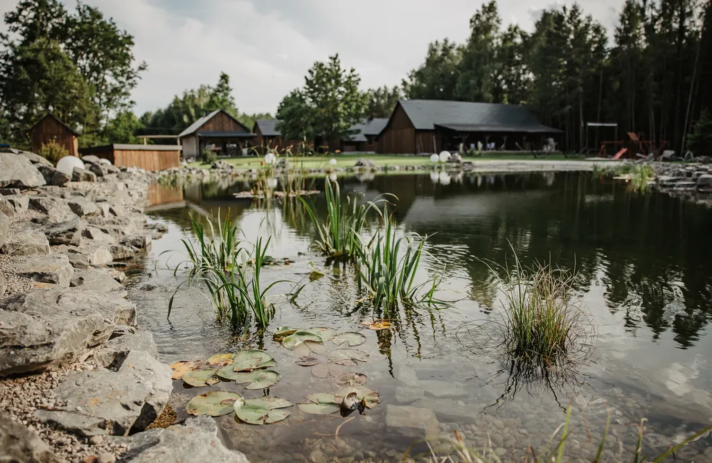 AlohaCamp Domek z antresolą i barierką przy stawie 2 1
