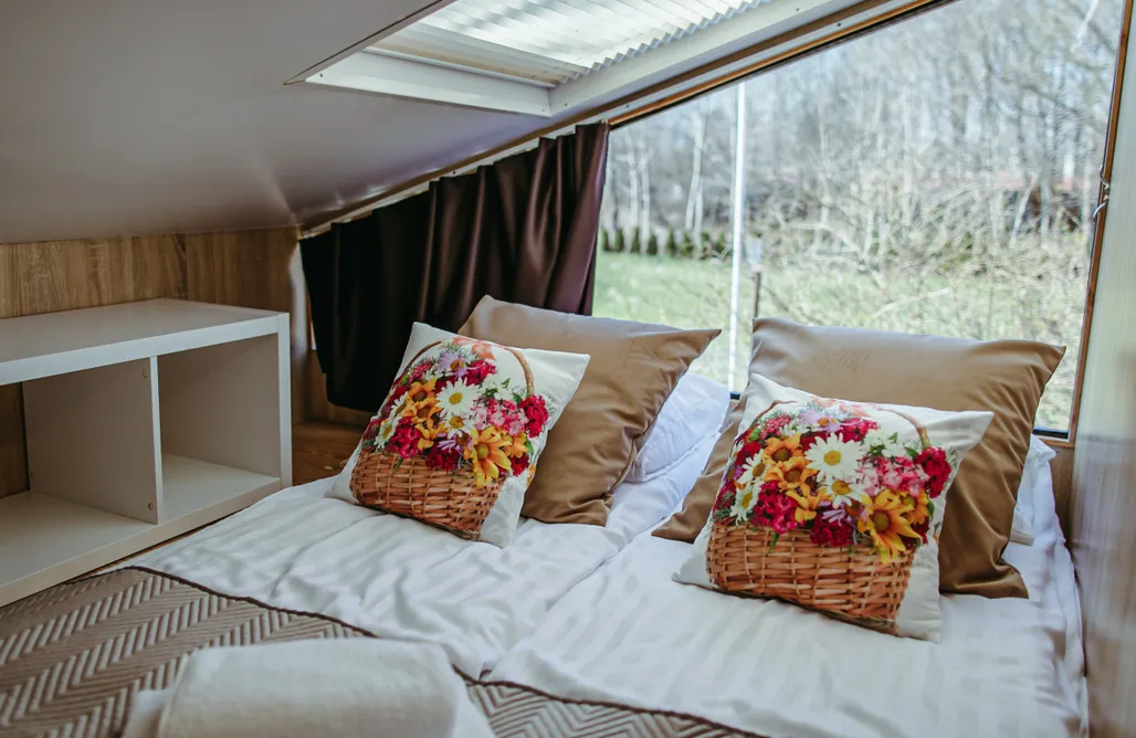 AlohaCamp Namiot z 1 sypialnią i antresolą przy jeziorze 3