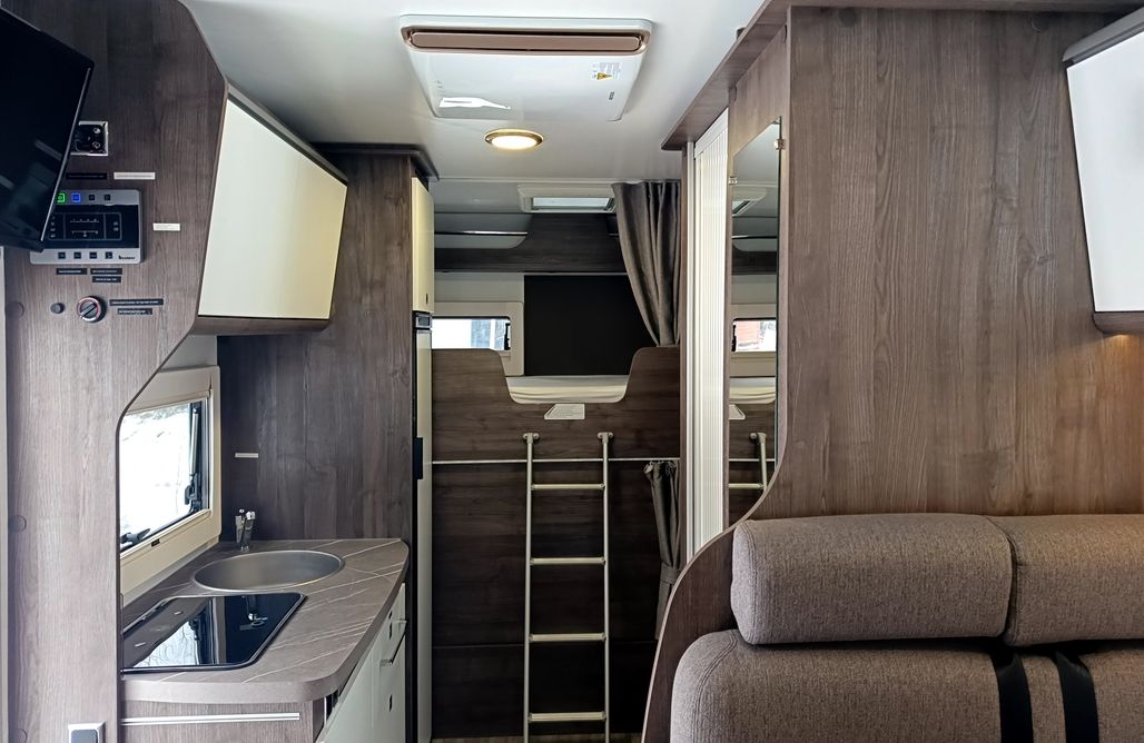 noclegi AlohaCamp Rodzinny kamper Benimar Sport 324UP | alkowa | do 6 os. 1